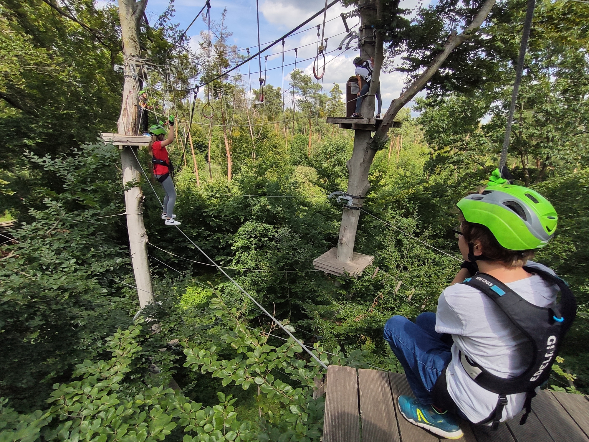 Pfingstferien 2022 – Offener Treff im JUZ und Ausflüge in den Kletterwald und die Trampolinhalle